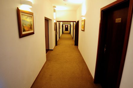Hotel Folwark Stara Winiarnia - korytarz
