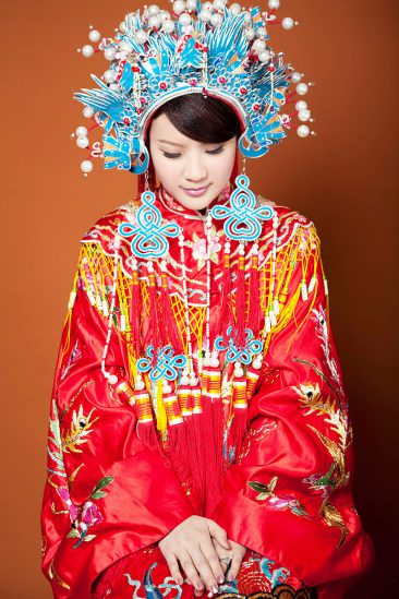 Wiele chińskich sukien ślubnych jest wykonanych w kolorze czerwonym, który według tradycji jest kolorem powodzenia. We współczesnych chińskich ślubach, szczególnie w krajach zachodnich, panny młode zazwyczaj wybierają białe suknie lub w trakcie trwania ceremonii zmieniają strój z białego w czerwony lub złoty.