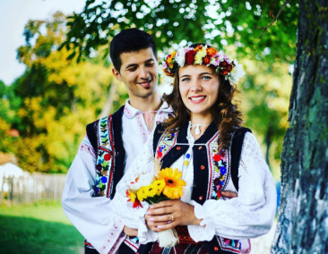 Choć Rumunia nie jest dużym państwem, każdy z regionów ma własne stroje ślubne.