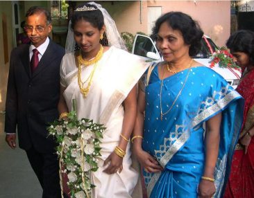 W północnej części Indii tradycyjnym kolorem sukien ślubnych jest kolor czerwony, symbolizujący pomyślność. Używany jest również symbolizujący płodność kolor zielony. Obecnie wiele kobiet wybiera również inne kolory. W południowej części Indii tradycyjnym strojem weselnym kobiet jest biała lub kremowa sari