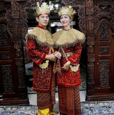 Indonezyjskie wesela mogą się znacznie różnić między sobą. Biorąc pod uwagę ponad 300 grup etnicznych i 6 głównych religii, w stosunkowo mały państwie, łączą się różne kultury i cywilizacje.