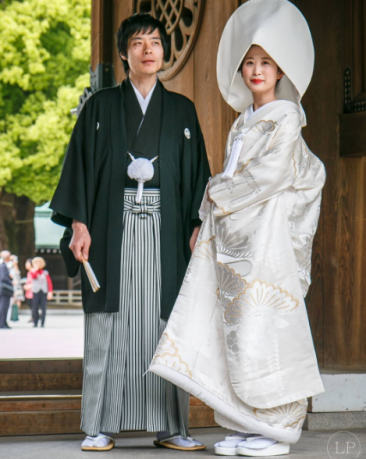 Japońskie oficjalne wzory sukien ślubnych również znacząco odbiegają od tych, które widzimy w salonach i na wybiegach.