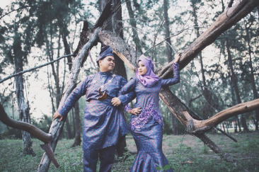 Podczas większości wesel w Malezji, przestrzegane są tradycje muzułmańskie. Panny Młode zazwyczaj wybierają suknię ślubną z odcieniami fioletu, purpury lub śmietanki.