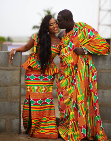 W Ghanie tradycyjne wesela są bardzo kolorowe. Każda rodzina ma swój własny wzór i kolor tkaniny.